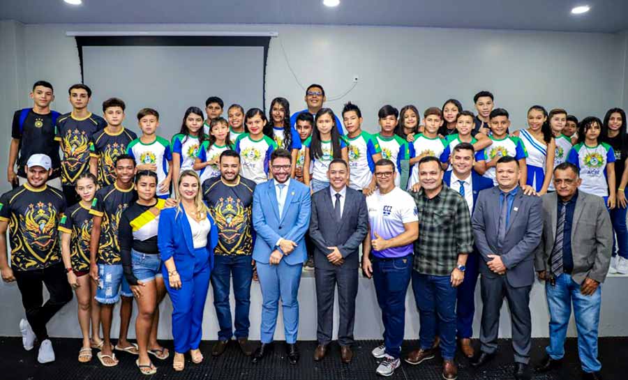 Governador Gladson Cameli inaugura novo auditório estudantil e anuncia investimentos na educação de Assis Brasil