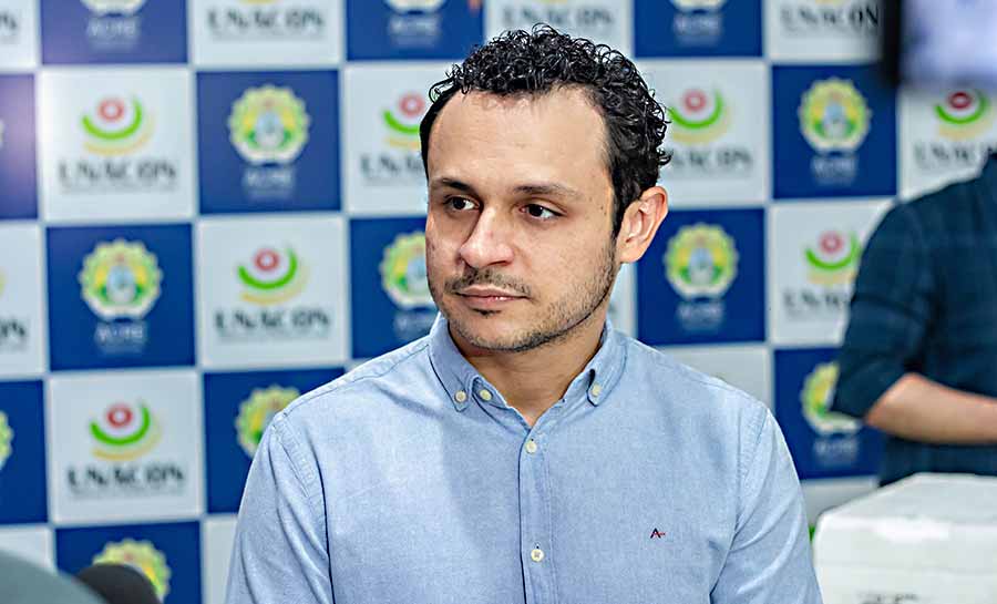 “Essa droga tem uma eficácia impressionante: diminui o risco de morte em torno de 50% e reduz a chance de recidiva, ampliando as chances de cura”, destacou o médico Rafael Teixeira. Foto: Gleison Luz/Fundhacre medicamento 002
