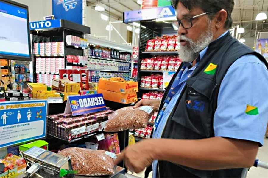 Produtos pré-medidos passam por verificação de peso e volume. Foto: Rosi Sabóia/Procon agentes fiscais1