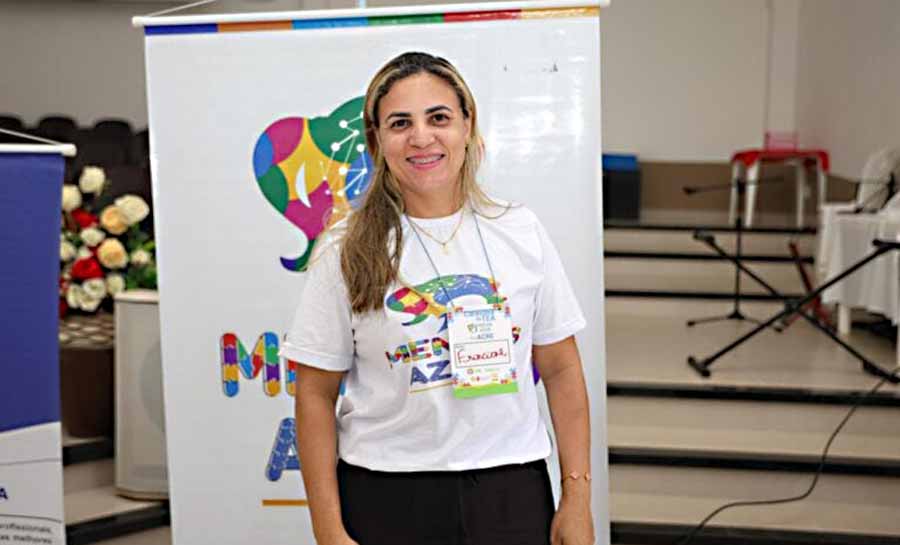 Mãe de jovem autista agradece ao governo do Estado pelo programa, que reconhece e valoriza o protagonismo das mães atípicas. Foto: José Caminha/Secom mentes azuis 004