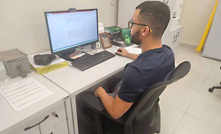 Edivan Vasconcelos realizou sua pesquisa entre 2019 e 2021. Foto: Stalin Melo/SEE professor livro 002