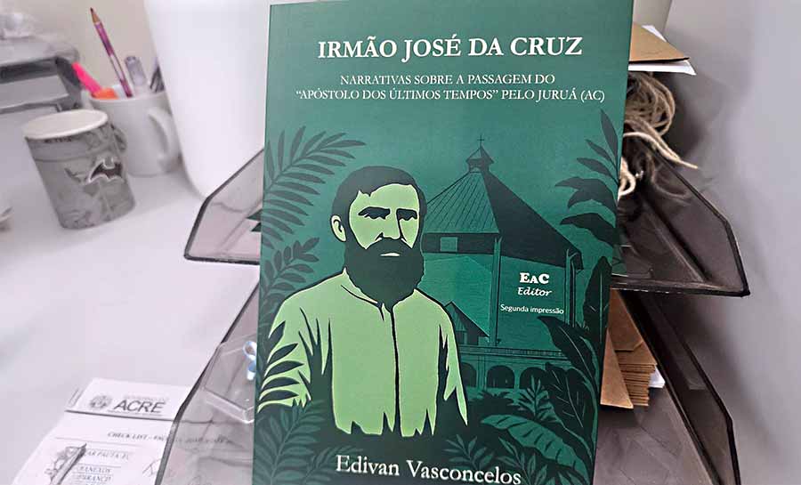 Livro fala sobre o apóstolo José da Cruz que andou pelo Vale do Juruá. Foto: Stalin Melo/SEE professor livro 003