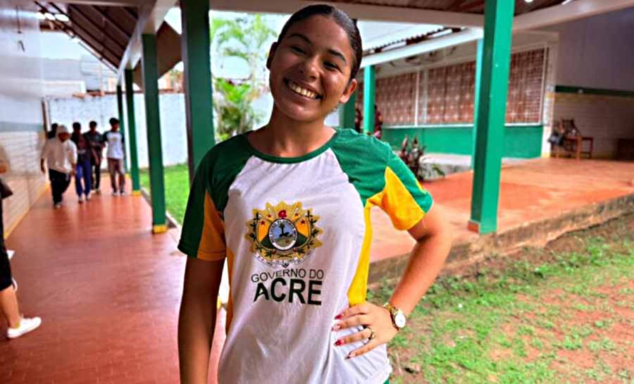 Estudantes compartilham reflexões sobre o tema, reforçando a necessidade de combater o bullying e valorizar o respeito às diferenças na escola. Foto: Cássia Veras/SEE roda coversa educacao 003