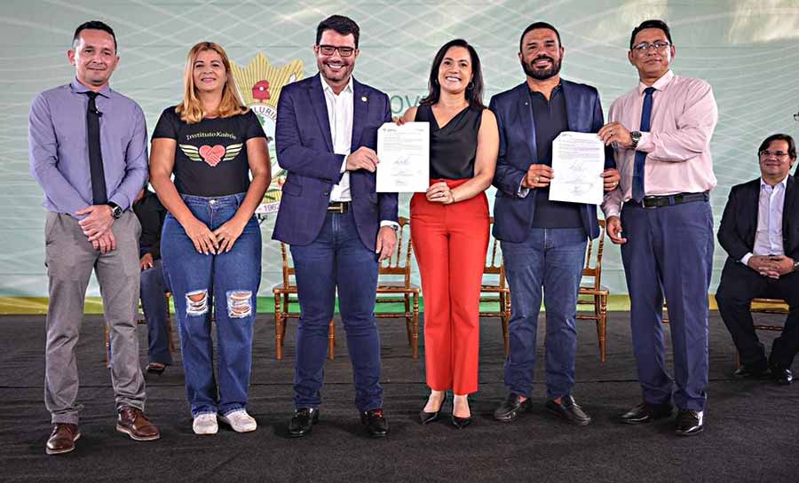 União entre governo do Acre e deputados estaduais reforça a importância do poder público em comunhão com a sociedade civil. Foto: José Caminha/Secom acoes sociais 006