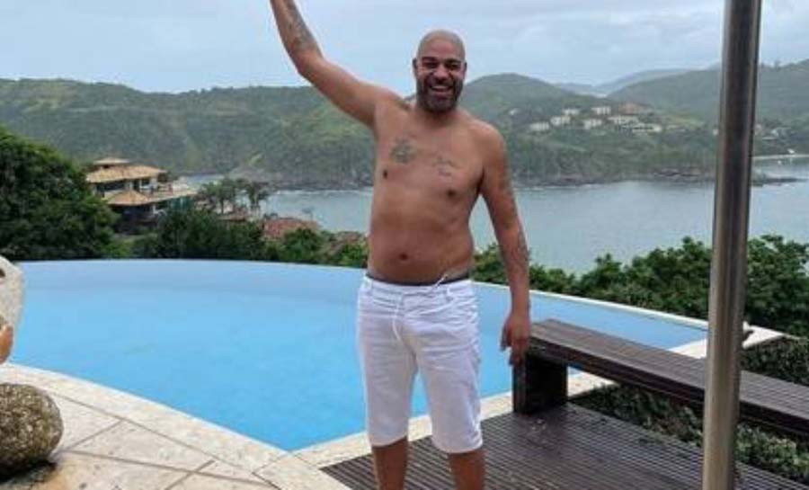 Ex-Flamengo, Adriano Imperador canta para fãs durante férias em Búzios