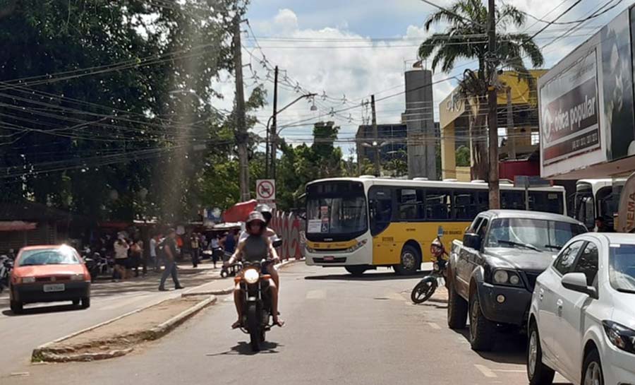 Motoristas fecham Terminal Urbano de Rio Branco alegando falta de pagamento; prefeitura nega