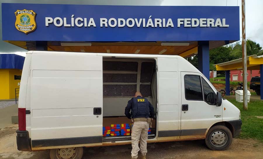 Homem é preso com mais de 31 quilos de cloridrato de cocaína escondidos em forro de van em rodovia do Acre