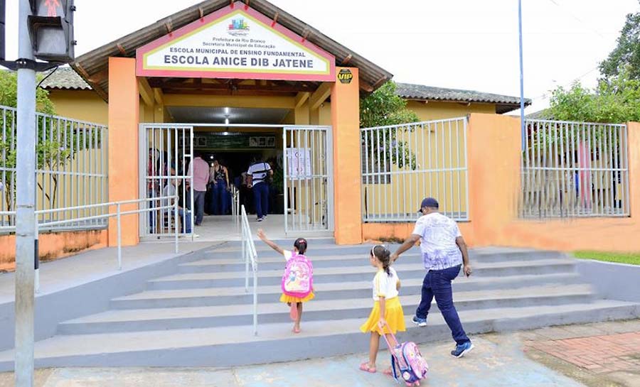 Com trabalhadores em greve, rede pública de Rio Branco adia mais uma vez início das aulas