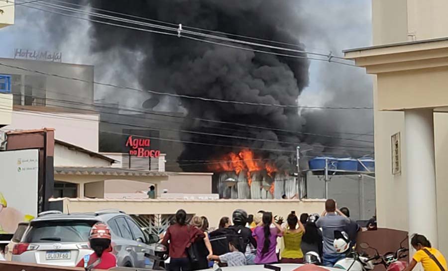 Incêndio de grandes proporções atinge restaurante e pizzaria Água na Boca, em Rio Branco