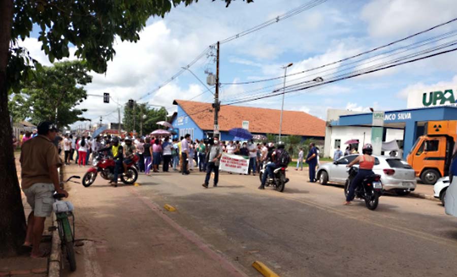 Servidores da Saúde seguem em greve e fazem manifestação em frente de UPA em Rio Branco