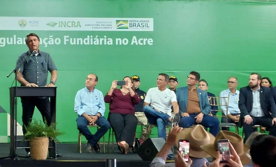 No Acre, Bolsonaro entrega títulos de terra a agricultores assentados