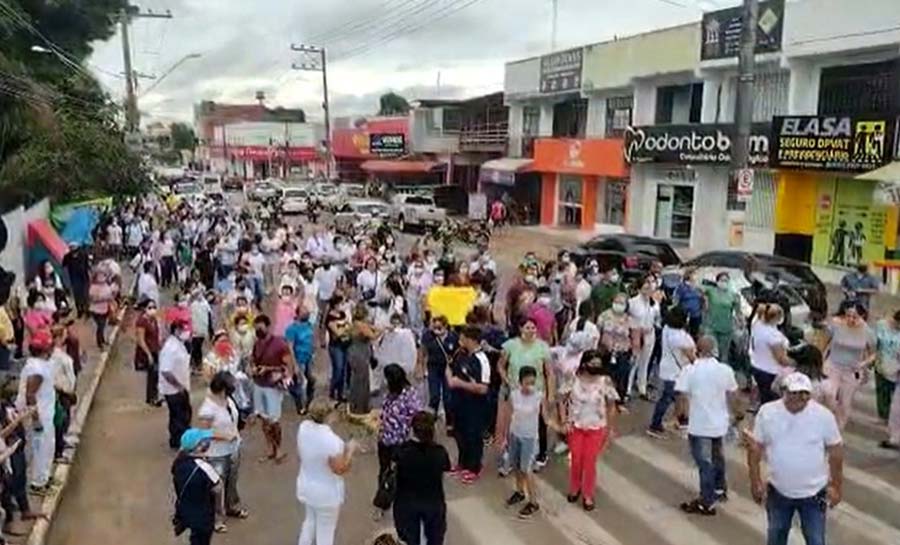 Em greve há dez dias, servidores da saúde do AC caminham ao redor do Pronto Socorro em protesto