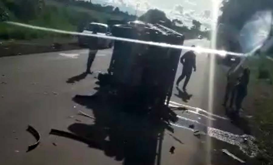 Colisão entre táxi e caminhonete mata um e deixa seis feridos em rodovia do Acre