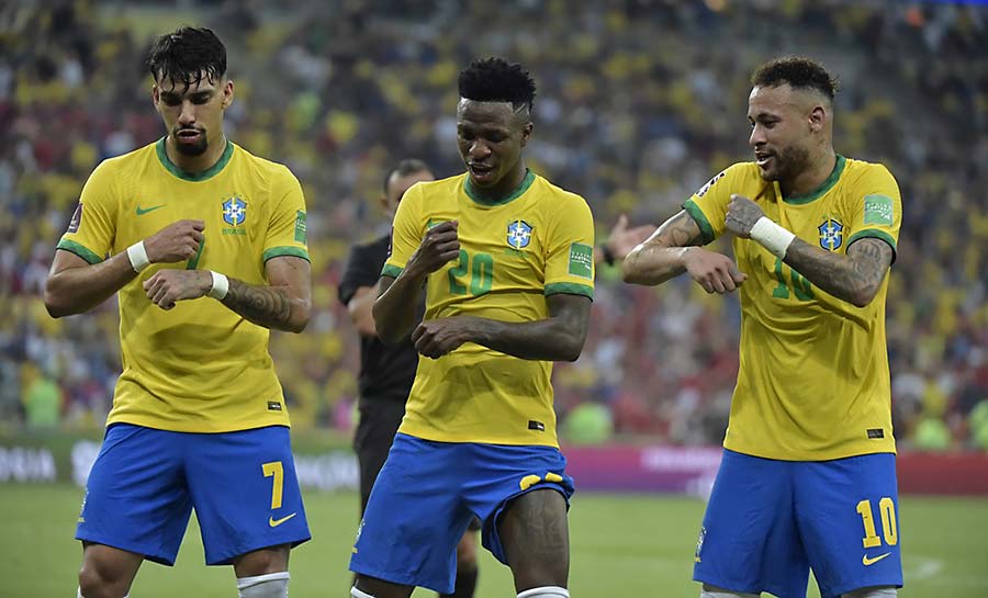 ‘O campeão voltou!’: Seleção se despede da torcida em clima de clássico carioca no Maracanã