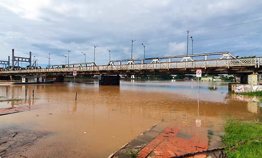 Rio Acre passa dos 15 metros e 140 pessoas já foram tiradas de casas em Rio Branco