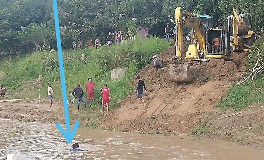 Prefeitura tenta resgatar máquina pesada de mais de R$ 500 mil que caiu em rio no interior do Acre