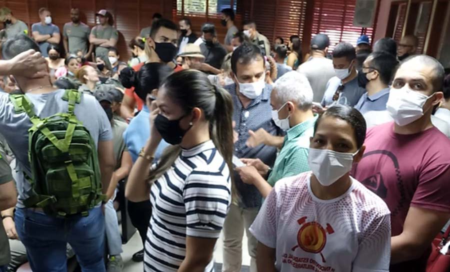 Com votação de reajuste do governo, servidores da saúde em greve ocupam galeria da Aleac