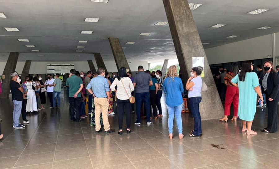 Servidores do TJ fazem assembleia no pátio de entrada do órgão em Rio Branco durante inspeção do CNJ