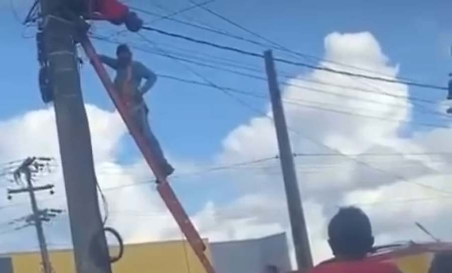 Homem fica pendurado em poste de energia após levar choque elétrico no Acre