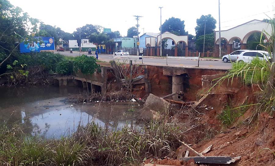 Erosão em galeria na Estrada da Sobral ameaça apartar rua em Rio Branco; prefeitura diz que obras devem iniciar no verão