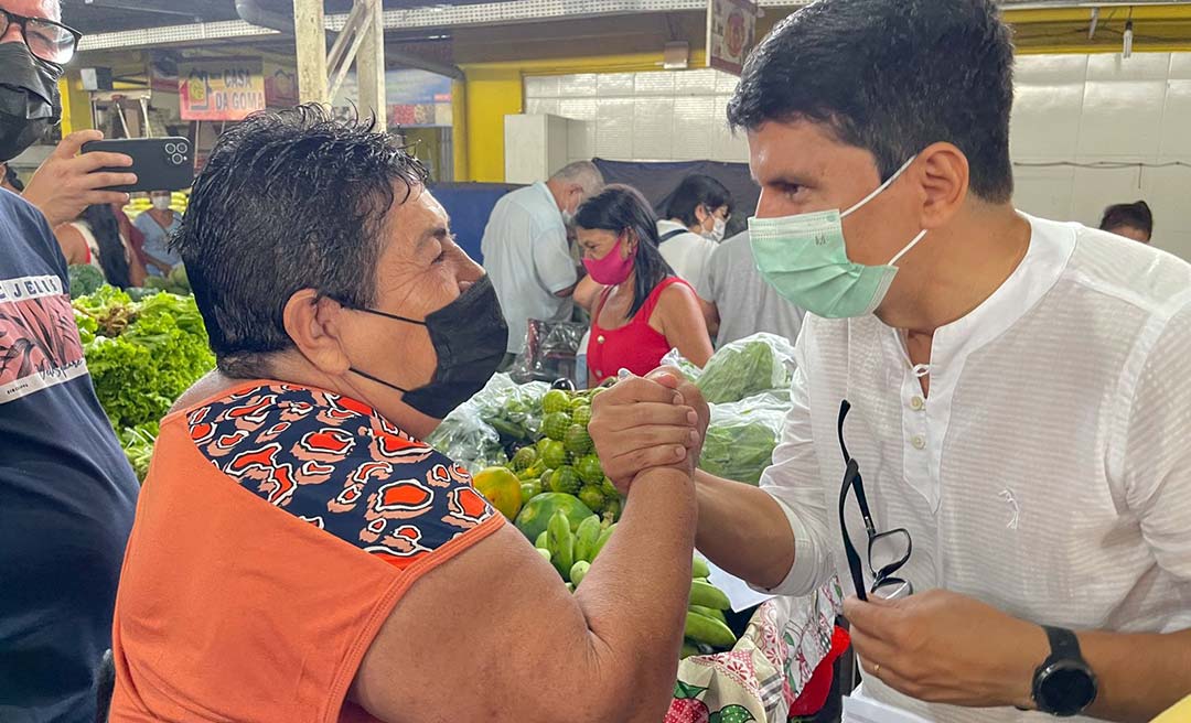 Jenilson toma café da manhã no Mercado Elias Mansour e ouve demandas de comerciantes e consumidores