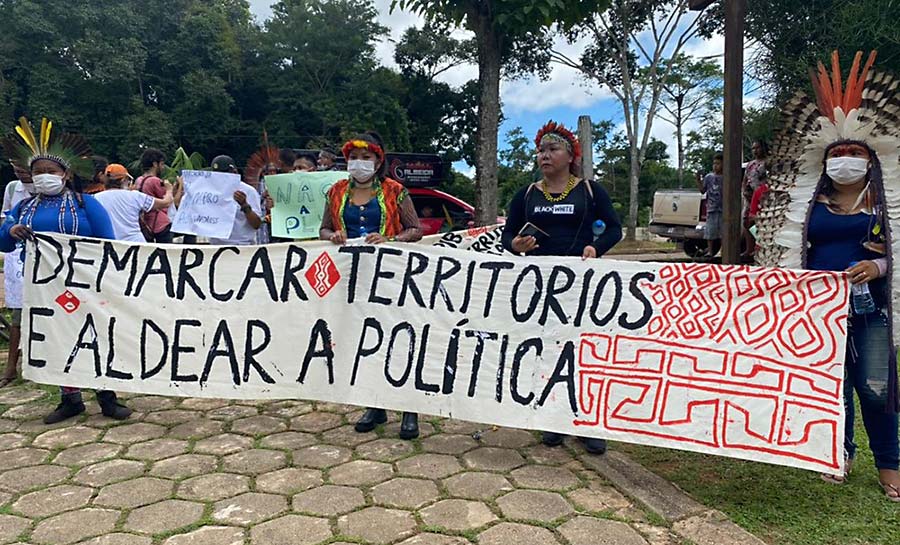 Indígenas acampam na frente do Palácio Rio Branco em protesto contra projetos que liberam exploração de terras
