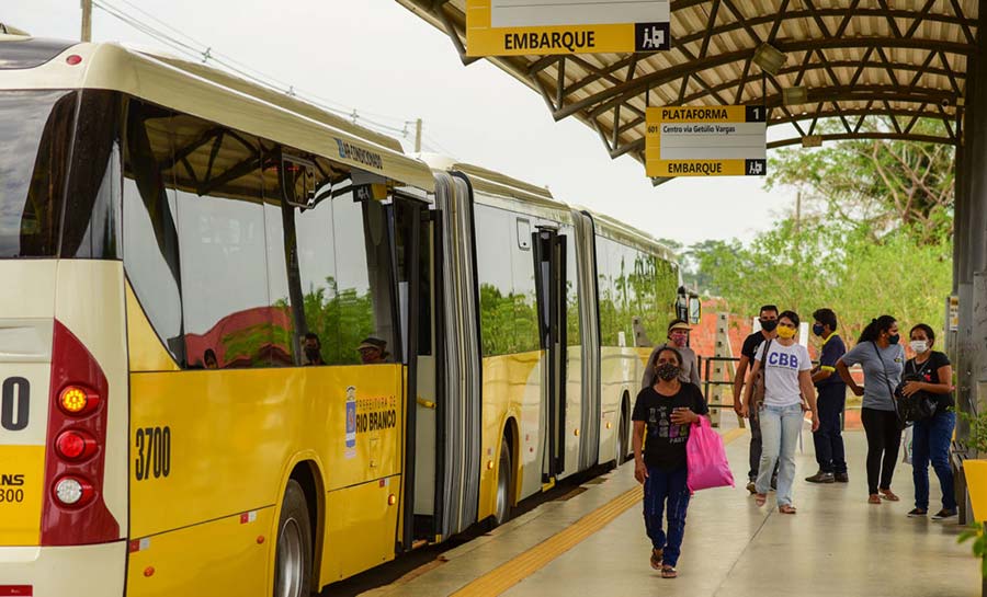 Prefeitura do Rio multa consórcios e cobra retorno de 21 ônibus que foram irregularmente para o Acre