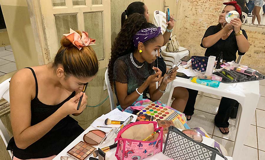 Prefeitura oferta minicurso de maquiagem para comunidade e movimento junino da capital