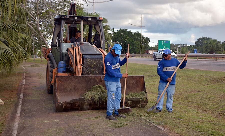 Prefeitura de Rio Branco promove limpeza e retirada de entulhos nas dez regionais da capital