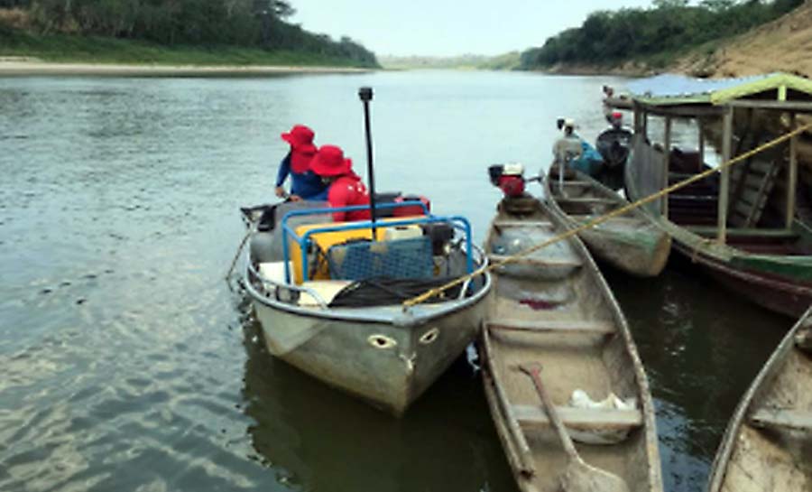 Bombeiros fazem buscas por casal de indígenas que desapareceu em rio após barco virar no Acre