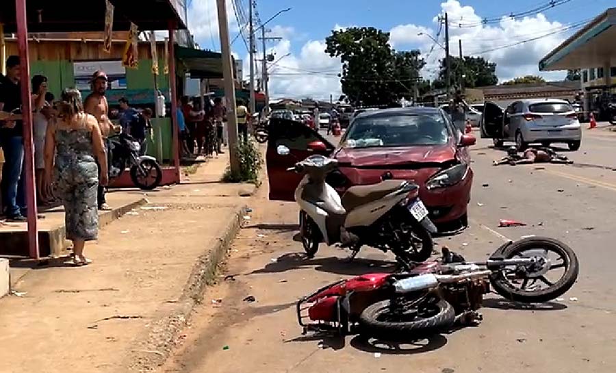 Homem morre ao bater motocicleta em carro durante ultrapassagem em estrada no Acre