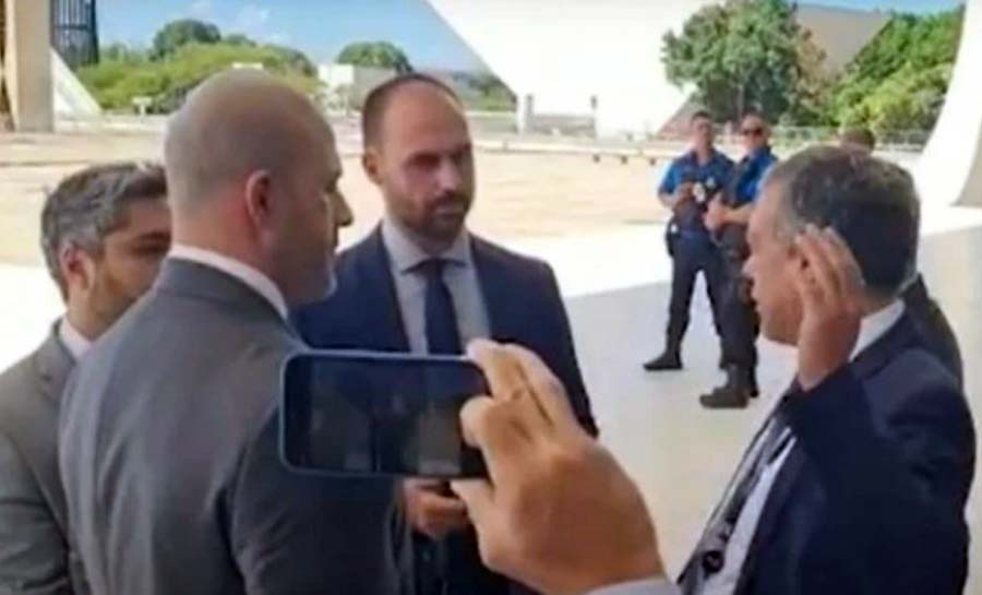 Daniel Silveira e Eduardo Bolsonaro são barrados na porta do STF