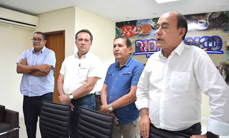 Engenheiros e auditores fiscais do município visitam o prefeito para agradecer pela valorização do servidor público