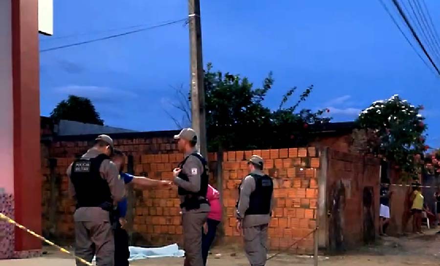 Homem é assassinado a tiros enquanto conversava com tio em frente de igreja em Rio Branco