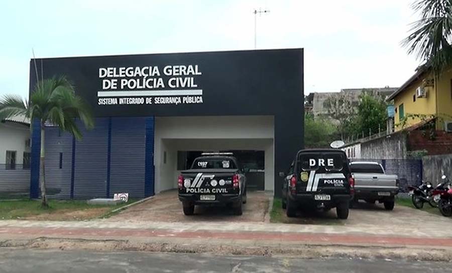 Dupla é presa por sequestrar e torturar jovem dentro de cemitério de Cruzeiro do Sul; vítima morreu em hospital