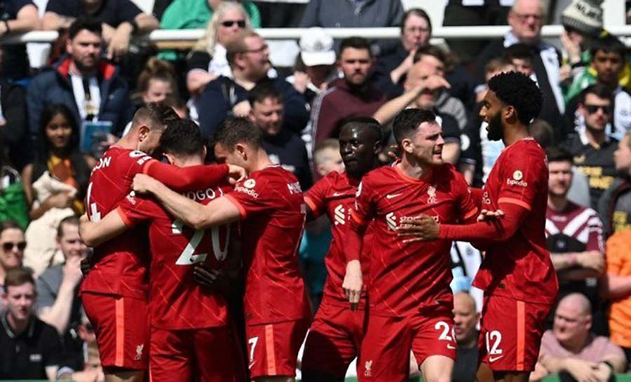 Liverpool vence o Newcastle e assume a liderança da Premier League