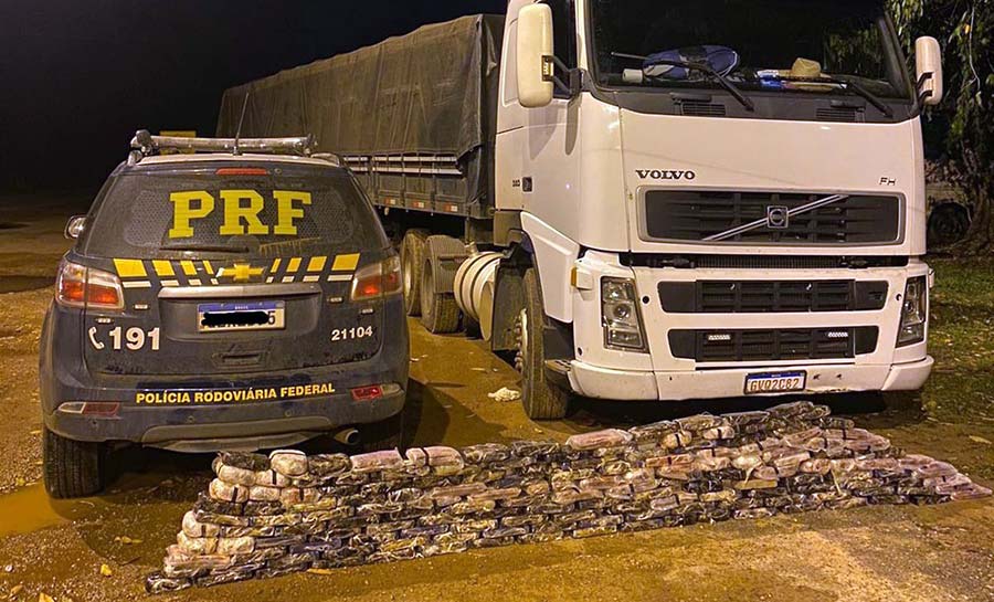 PRF flagra mais de 170 quilos de cloridrato de cocaína dentro de cabine de caminhão em rodovia no Acre