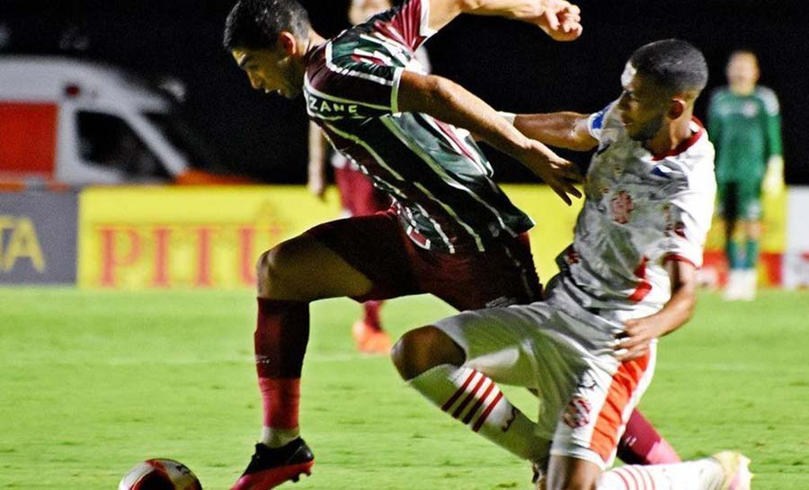 Fluminense aguarda sinal e pode selar venda de meia por R$ 16 milhões