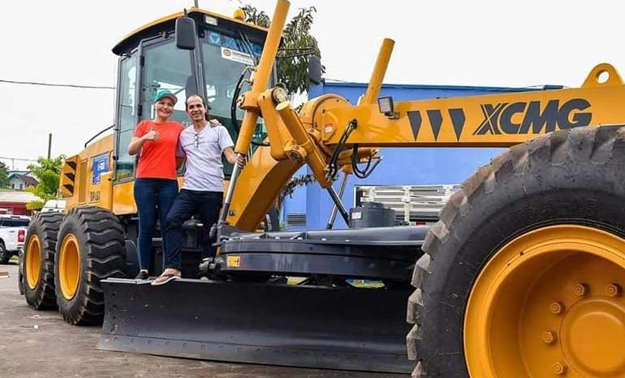 Jéssica Sales entrega veículos e máquinas para a Prefeitura de Cruzeiro de Sul