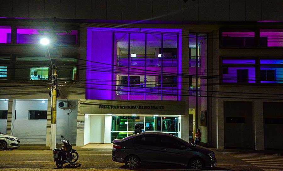 Prefeitura de Rio Branco ilumina fachada em apoio ao Maio Roxo dedicado ao alerta para doenças inflamatórias