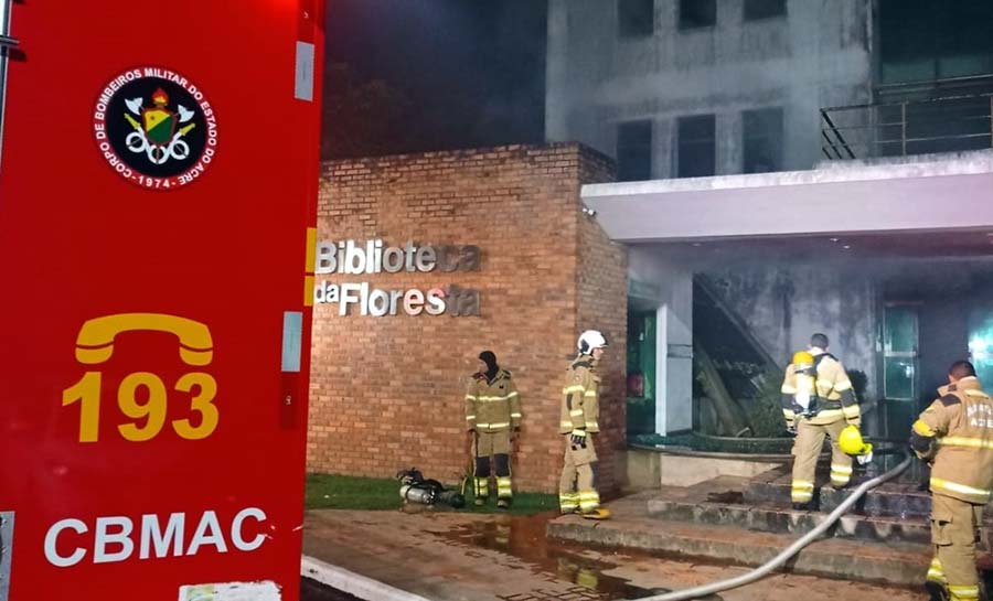 Biblioteca da Floresta sofre incêndio que atinge parte de acervo em Rio Branco