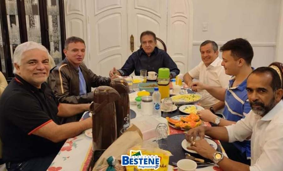Construção de candidaturas exige maturidade e renúncia, afirma Bestene em café com o senador Márcio Bittar