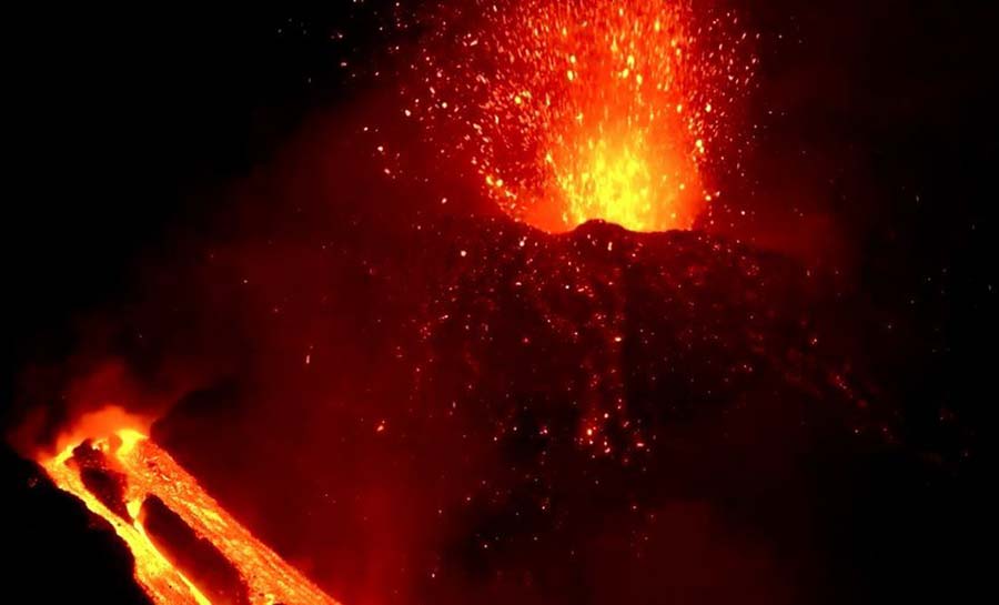 Vulcão Etna entra em erupção e libera lava incandescente