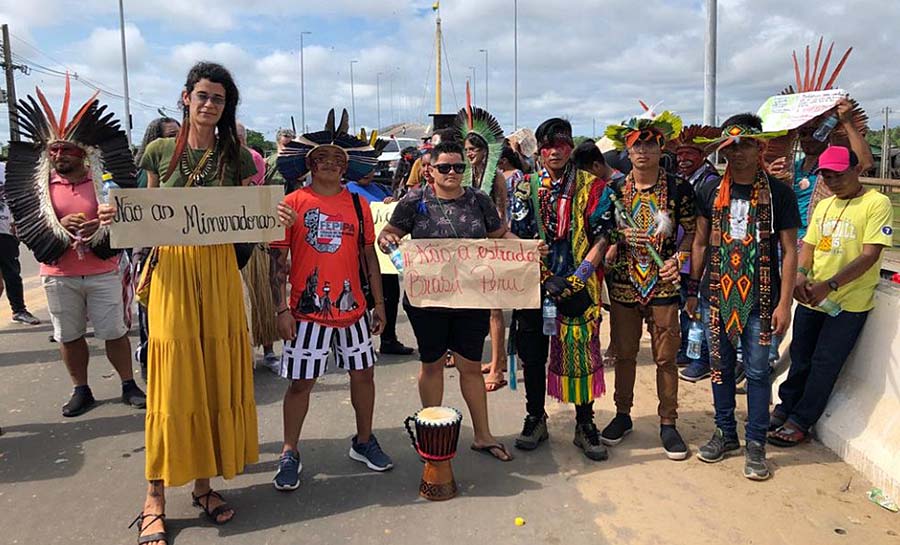 Preocupados com impactos de estrada entre Acre e Peru, indígenas fazem caminhada em protesto contra a obra