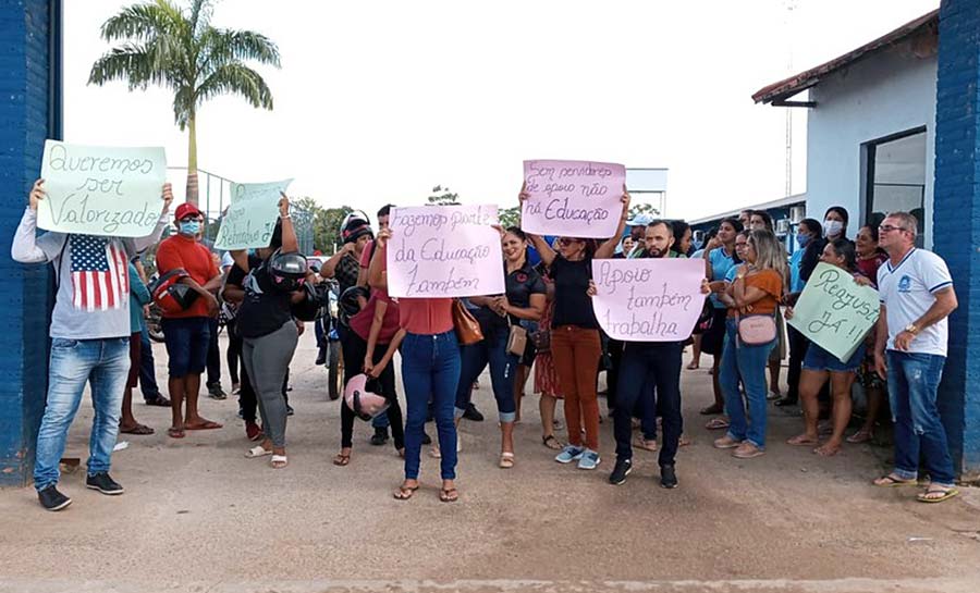 Servidores de apoio da Educação cobram pagamento de retroativo durante protesto em Cruzeiro do Sul