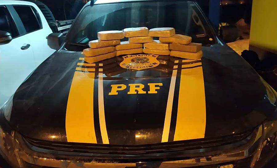 Durante fiscalização, polícia encontra 14 kg de droga escondidos em banco traseiro de carro no Acre