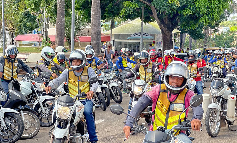 Mototaxistas fecham rua em frente à Aleac em protesto contra o transporte clandestino