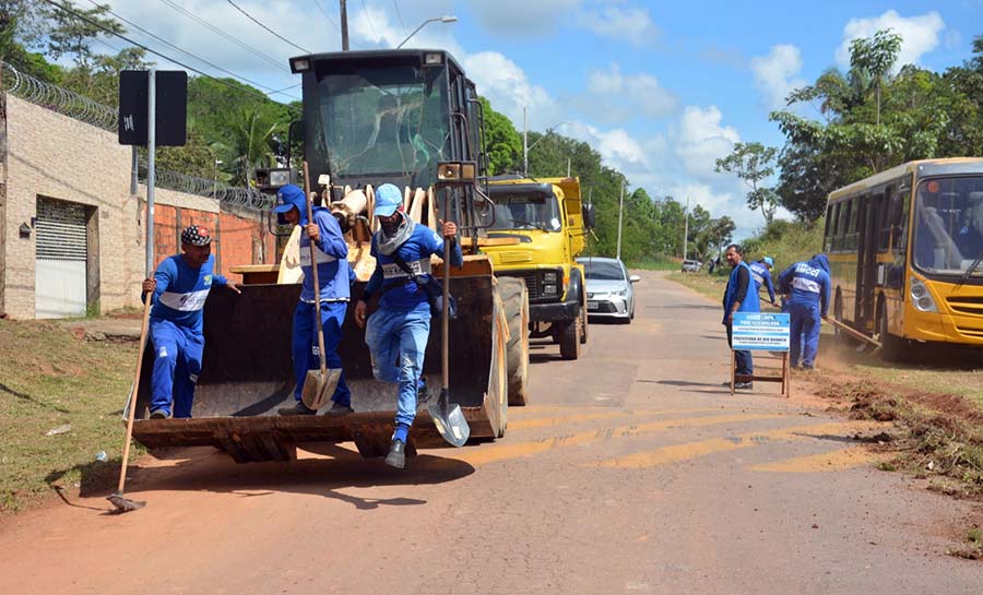 Equipes de limpeza da Secretaria de Cuidados com a Cidade intensificam serviços no bairro Irineu Serra