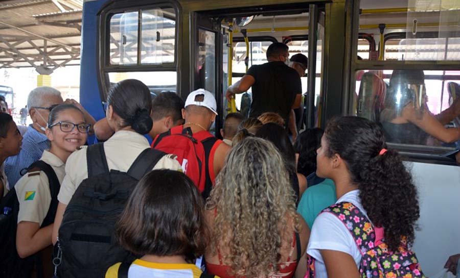 Prefeitura orienta passageiros no momento do embarque e desembarque nos transportes coletivos da capital para evitar acidentes