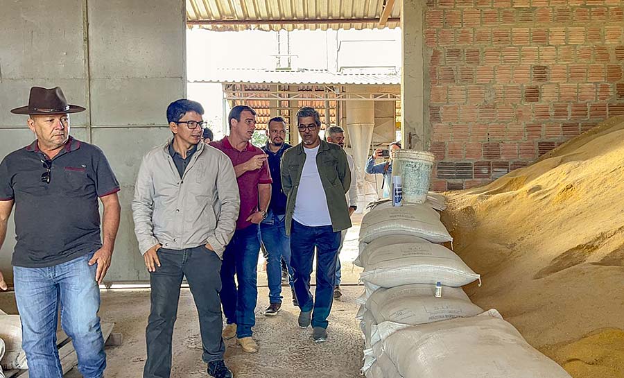 Jenilson, Edvaldo e Jonas Lima visitam Granja Carijó e afirmam que Estado precisa investir no setor produtivo